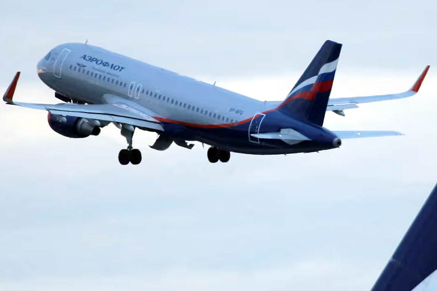 An Aeroflot aircraft departs from Moscow’s Sheremetyevo Airport, where flight operations were temporarily suspended amid Ukrainian drone incursions and heightened airspace restrictions over the Russian capital.