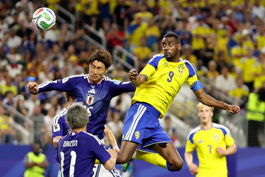 Isak Hits the Bar, Elanga's Stunner, and Both Advance: Japan and Sweden Share the Spoils in Dallas — Maeda's Lovely Goal Cancelled by Spectacular Strike