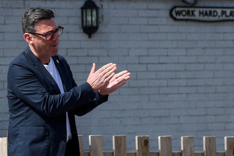 "Hand-to-Mouth" Operation vs. No 10 Ambition: Can Andy Burnham's Shoestring Team Topple Starmer and Win Power?