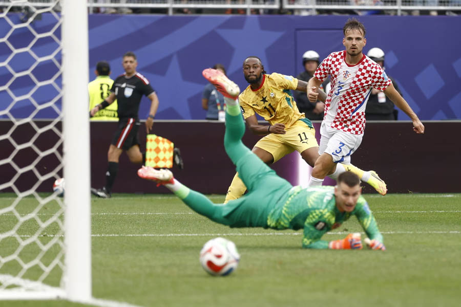 Antoine Semenyo fires just wide for Ghana against Croatia