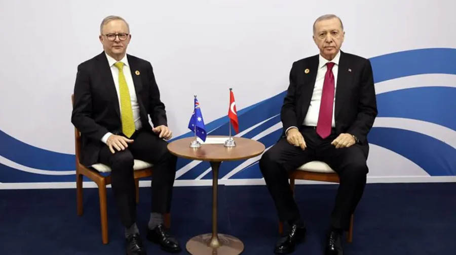 Flags of Australia and Turkey side by side, symbolizing the diplomatic deadlock over hosting the COP31 climate conference.