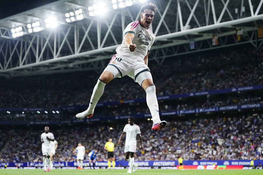 Carlos Espí celebrates the late winner for Real Madrid