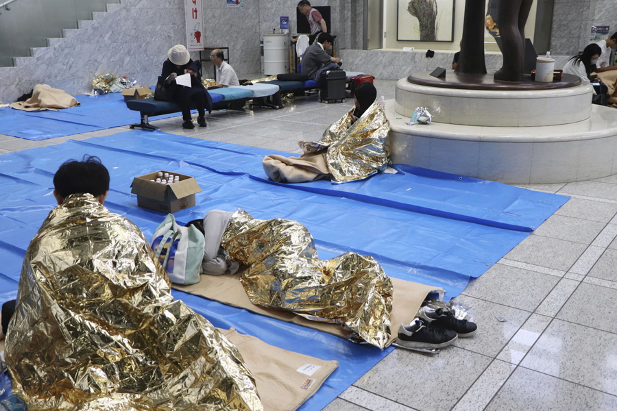 Evacuation centre at Chiba prefectural government building