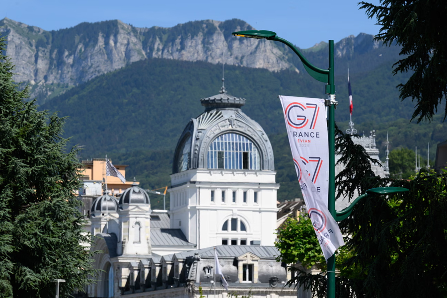 G7 leaders at a previous summit discussing climate policy, an issue deliberately kept off the Évian agenda