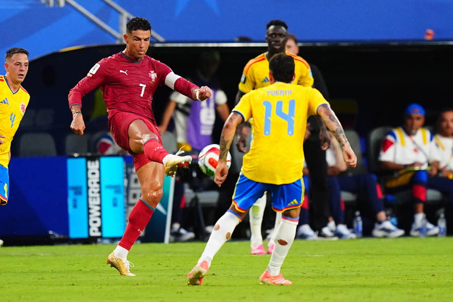 Cristiano Ronaldo fires wide but it's offside for Portugal against Colombia