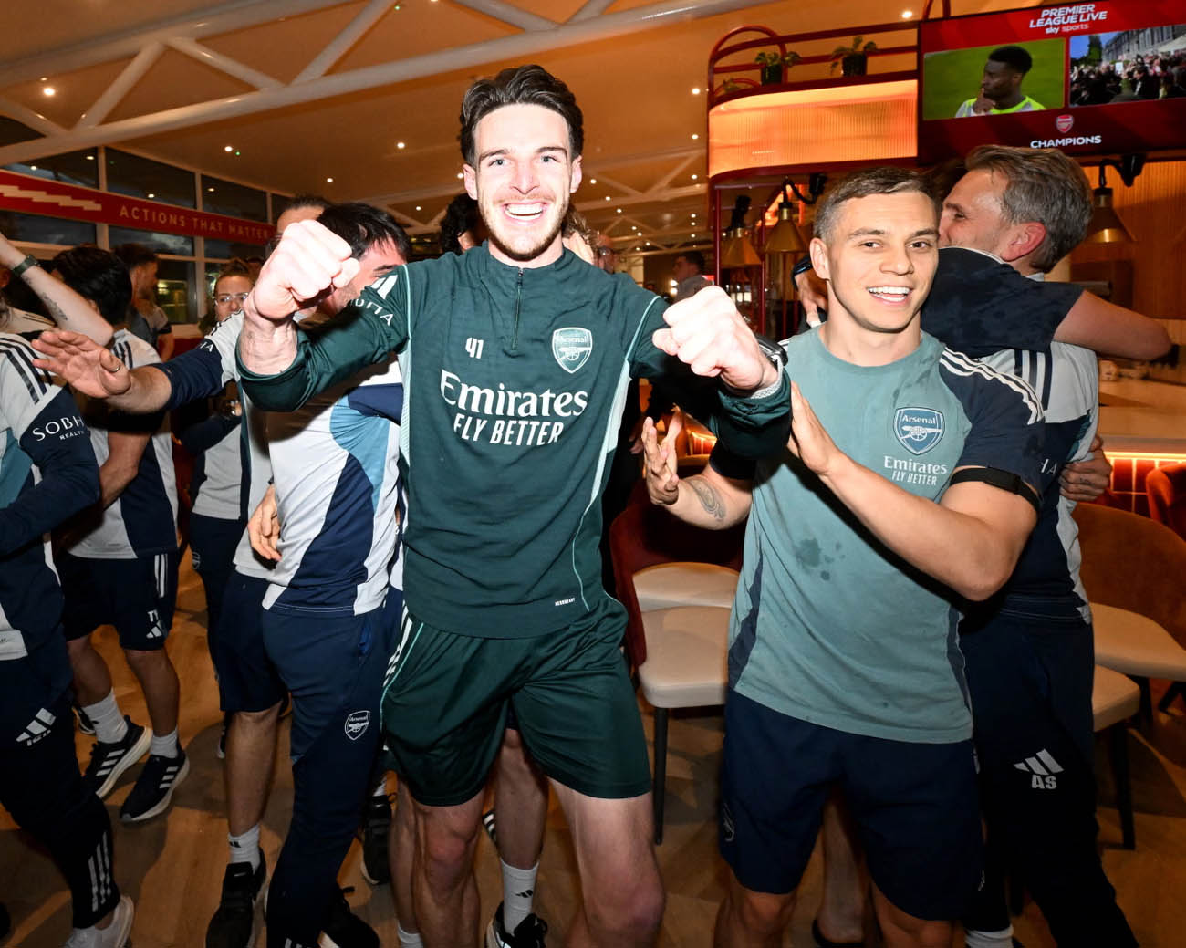 Declan Rice and Leandro Trossard celebrate