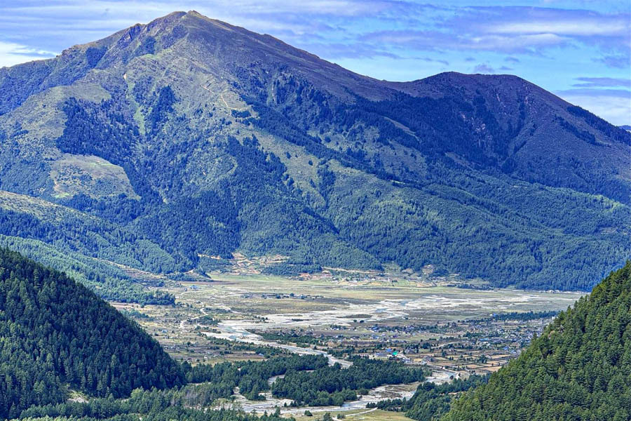 Dhorpatan Valley Nepal - alpine meadows with tourists and local homestays