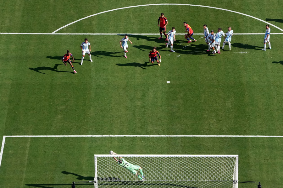 Emi Martinez saves Argentina again in the World Cup final