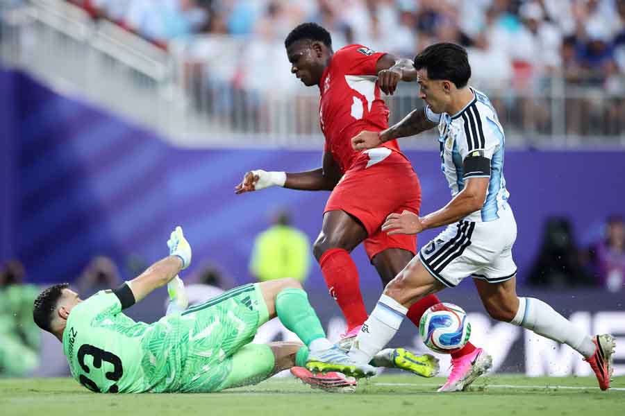 Emiliano Martinez makes the save from Switzerland's Breel Embolo