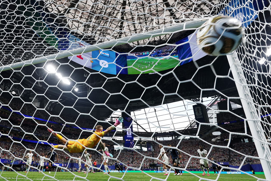 Enzo Fernandez of Argentina scores his team's first goal against England