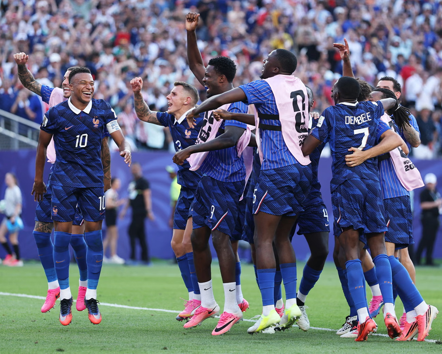 Kylian Mbappé and teammates celebrate after their win against Paraguay