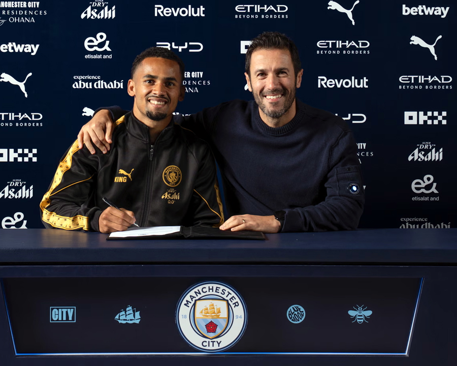 Iliman Ndiaye signs for Manchester City