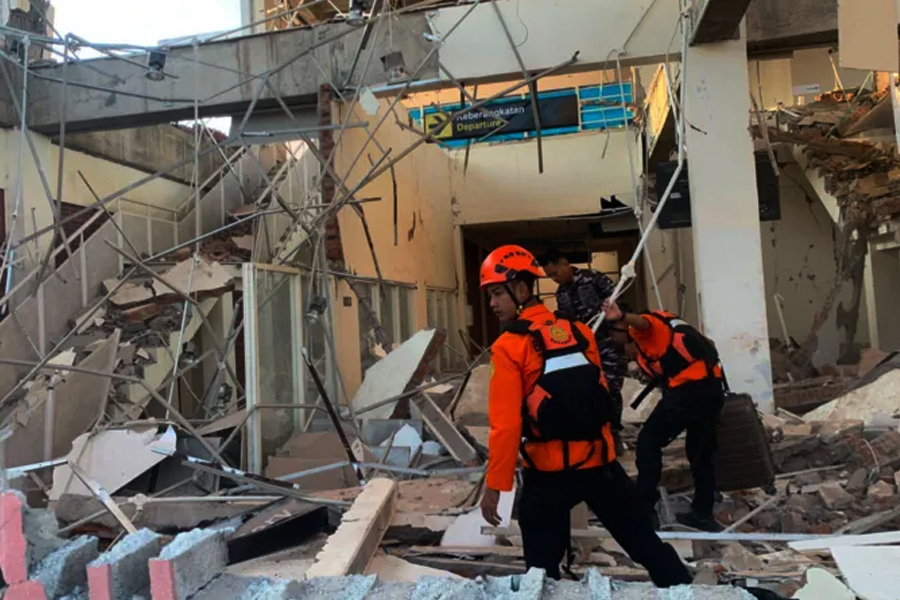 Strong 7.7-Magnitude Earthquake Strikes Eastern Indonesia, Killing at Least Five