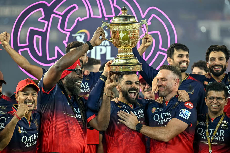 Virat Kohli holds the IPL trophy aloft with Royal Challengers Bengaluru legends AB de Villiers and Chris Gayle after the final.