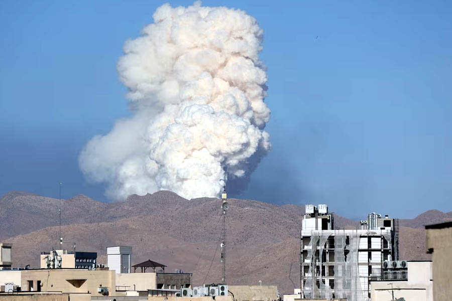 Israel Massive attcks on several infrstructure fronts in Iran