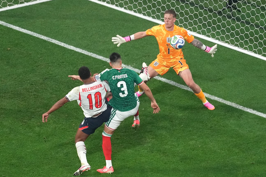 Jude Bellingham denies Montes for Mexico against England