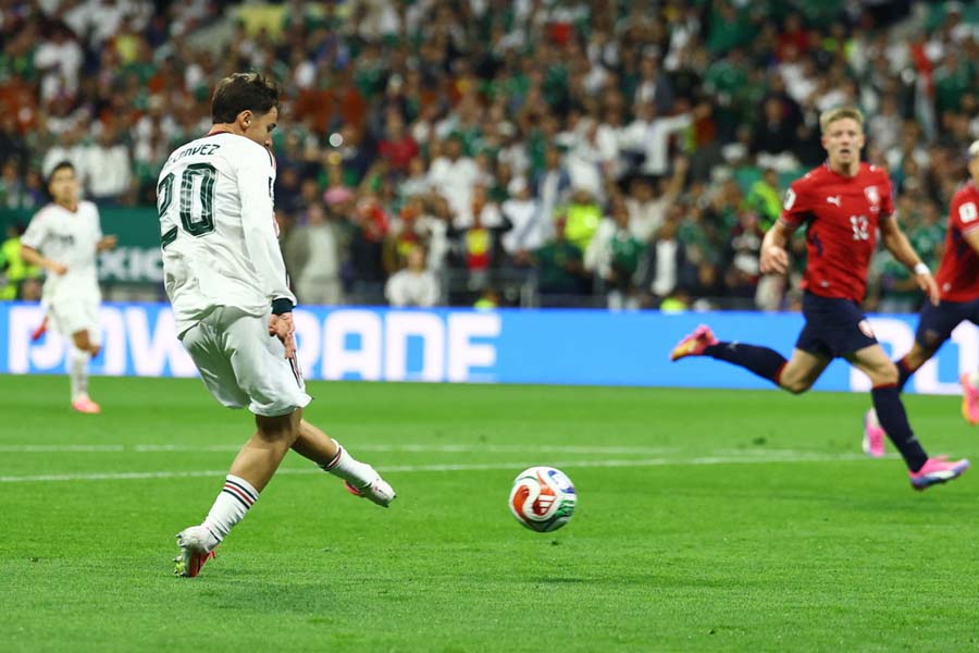 Julian Quinones scores the second for Mexico against Czechia