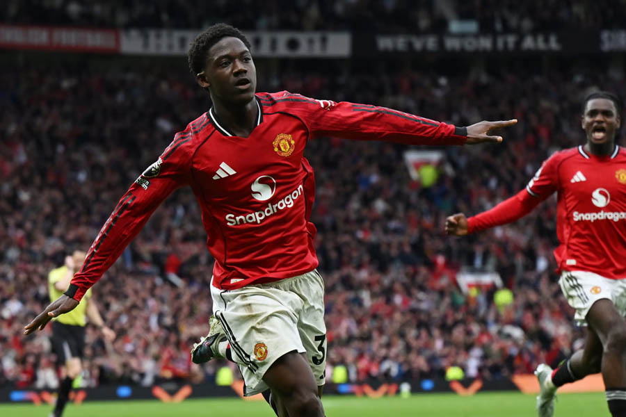 Kobbie Mainoo celebrating his winner for Manchester United