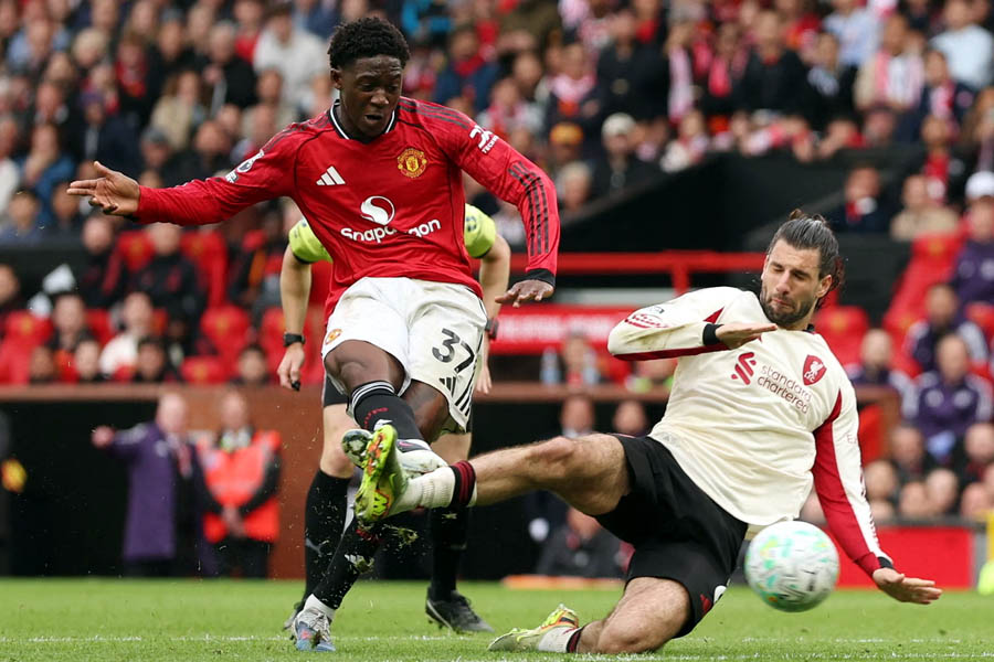 Kobbie Mainoo evades the challenge of Dominik Szoboszlai to score the winner for Manchester United.