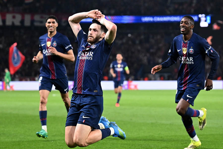 Kvaratskhelia celebrates PSG goal