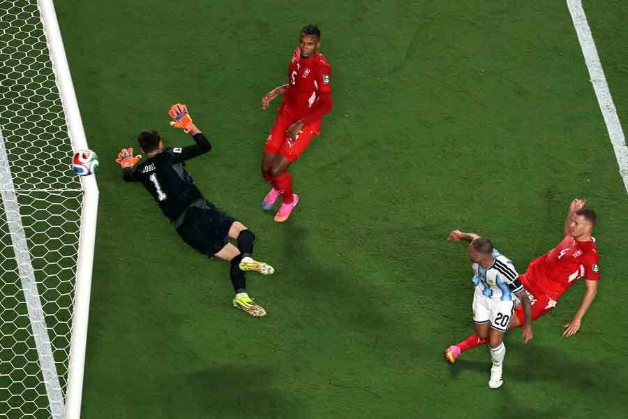 Mac Allister's header goes over for Argentina