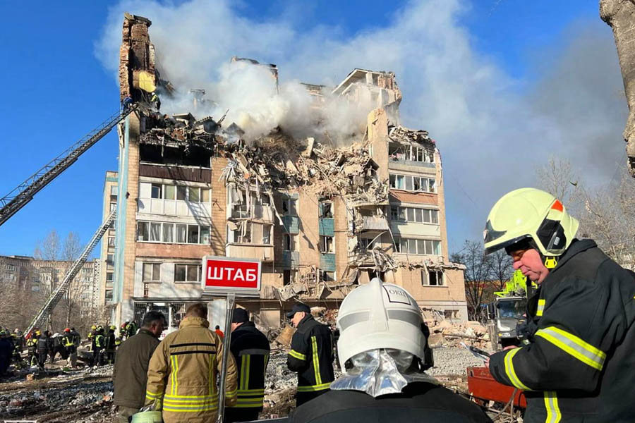 Russian missile strike hitting residential buildings in Ternopil, western Ukraine, during a major assault reported alongside news of a draft peace plan.