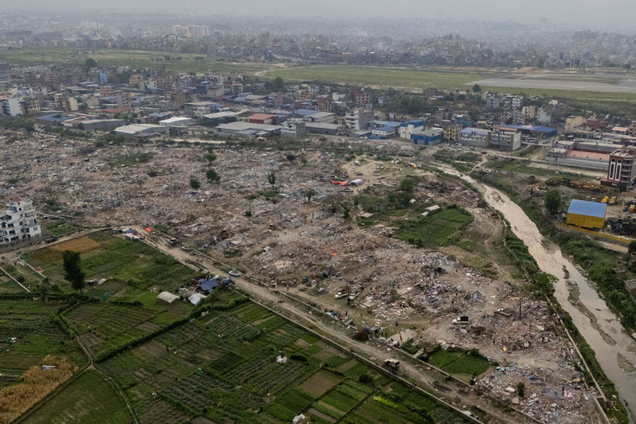 Security forces and bulldozers clearing squatter settlements along Manohara River