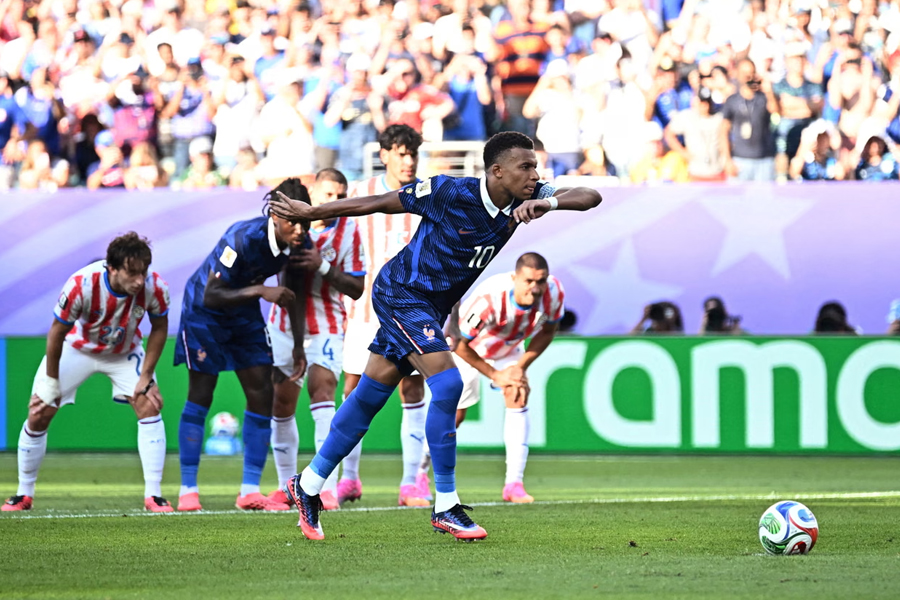 Kylian Mbappé prepares to take the penalty with which France beat Paraguay. The French captain kept his cool to convert from the spot in the 70th minute.