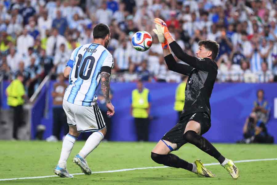 Messi is denied by Gregor Kobel