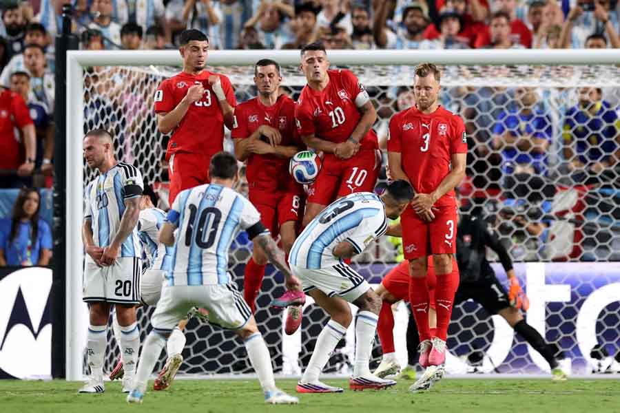 Messi's free-kick hits the wall against Switzerland