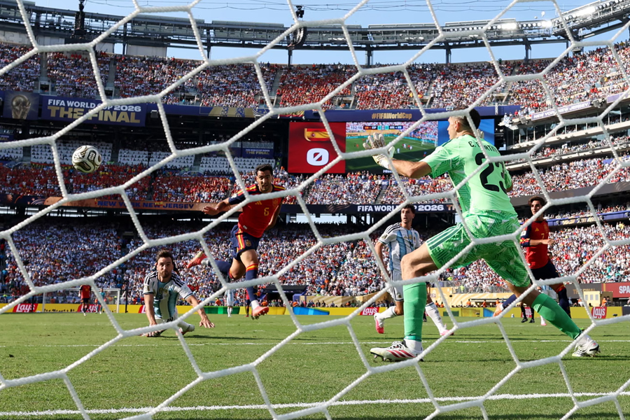 Mikel Merino goes so close for Spain in the World Cup final