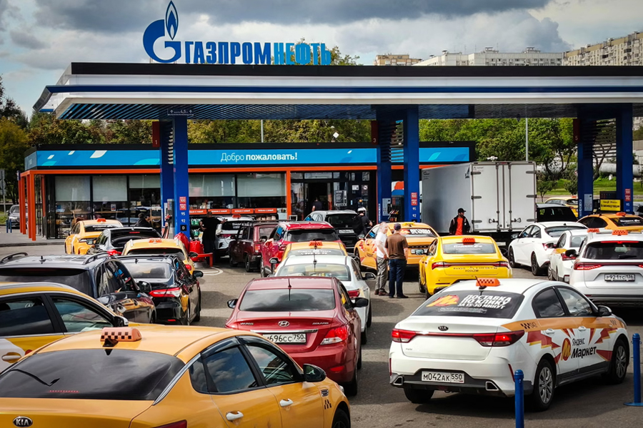 Cars queue in Moscow at a Gazpromneft petrol station. Oil companies are restricting sales in the Russian capital and across the country.