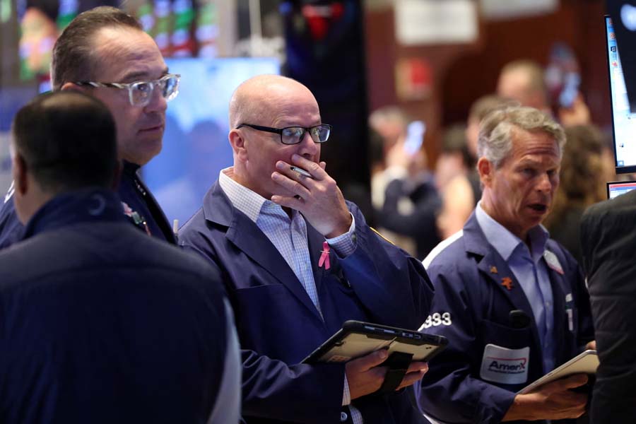 Wall Street Shaken: Nasdaq Plunges 2.2% as AI Bubble Fears Intensify