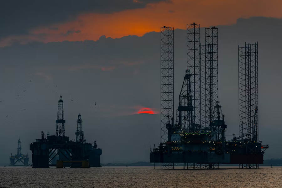 DGlobal oil market volatility amid Middle East conflict and supply disruptions