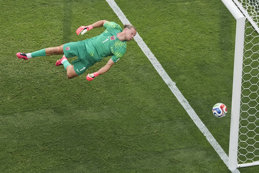 Nyland claws the ball away for Norway against Brazil