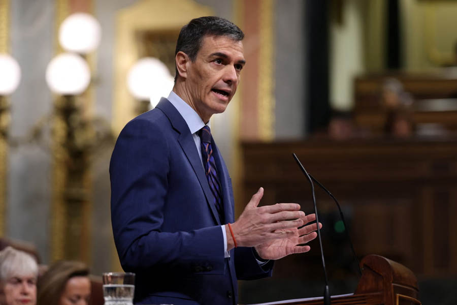Pedro Sánchez speaking in the Spanish parliament, cautioning that the Middle East conflict may surpass the severity of the 2003 Iraq War.