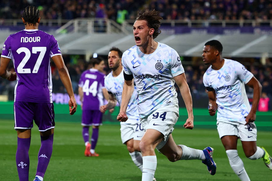 Pio Esposito celebrating his opening goal for Inter Milan during a match against Fiorentina, showing excitement after scoring