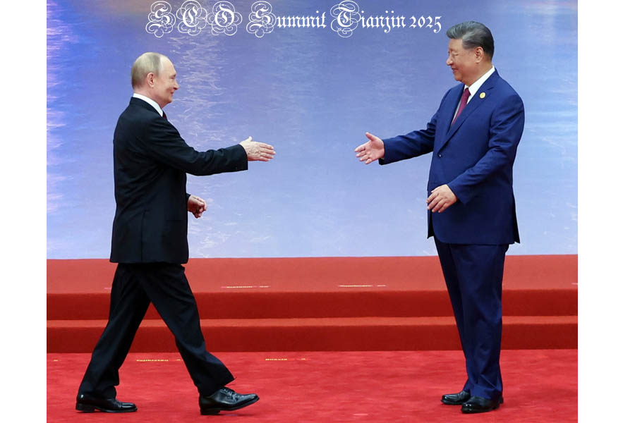 Russian President Vladimir Putin and Chinese President Xi Jinping at the welcome ceremony of the Shanghai Cooperation Organisation (SCO) summit in Tianjin, China, 2025