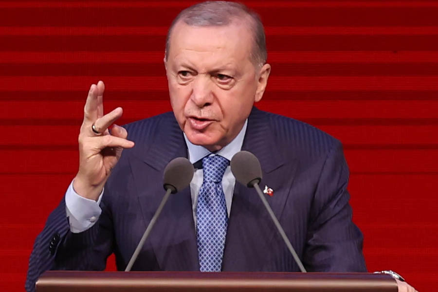 Recep Tayyip Erdoğan speaks to reporters urging the United States to pressure Israel to comply with the Trump peace plan commitments in response to the ongoing Gaza crisis.