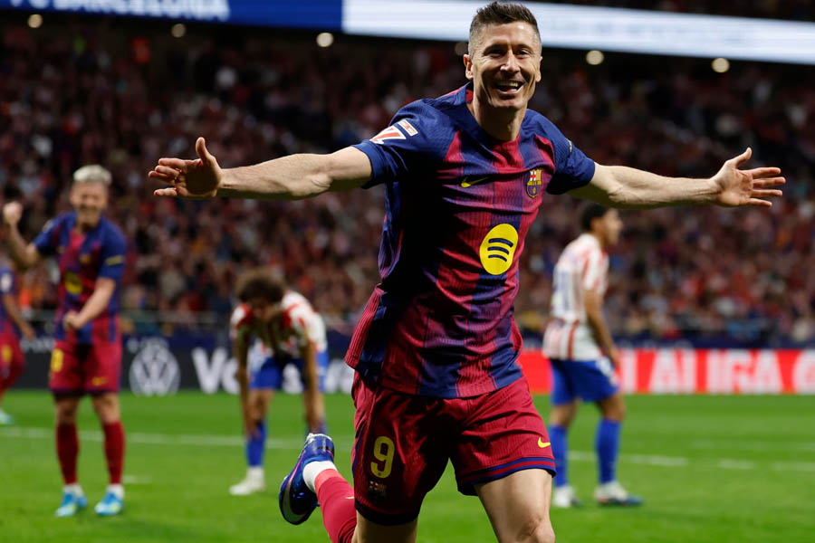 A delighted Robert Lewandowski celebrates after scoring Barcelona's late winner against 10-man Atlético Madrid at the Metropolitano Stadium.