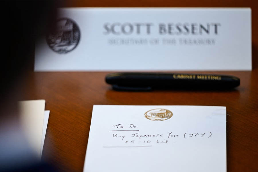 Bessent's Notepad Shows US Plan to Buy Yen