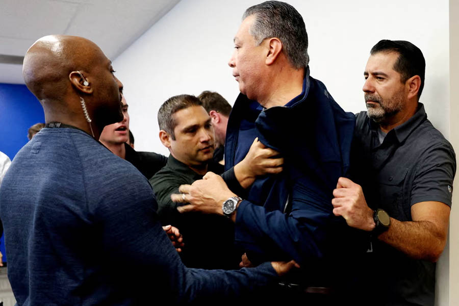 Democratic Senator Alex Padilla 🇺🇸 was violently shoved to the ground and handcuffed by Secret Service and FBI agents at a live press conference