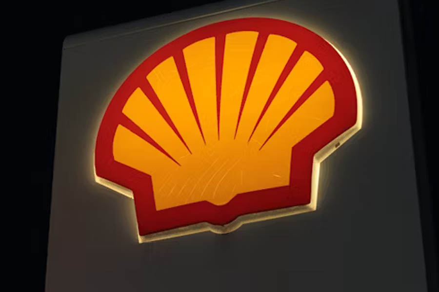 Shell oil rig in the Gulf of Mexico with workers and machinery, symbolizing record production and high profits for the company.