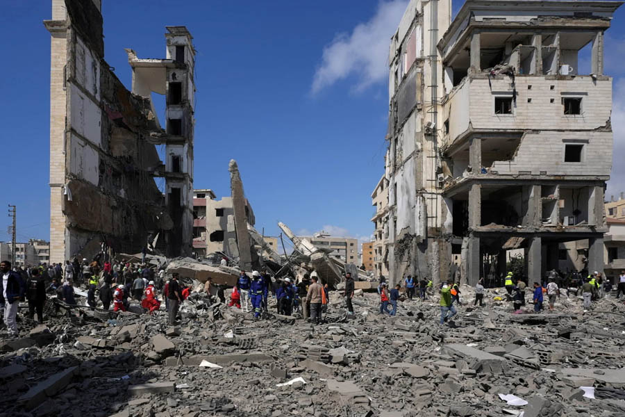 Rescuers and crowd at Israeli strike site in Sidon, Lebanon