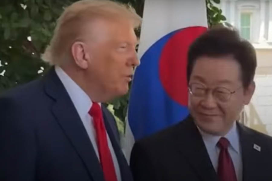 South Korean President Lee Jae Myung in the Oval Office with Donald Trump, encouraging the U.S. president to engage with North Korea’s Kim Jong-un.