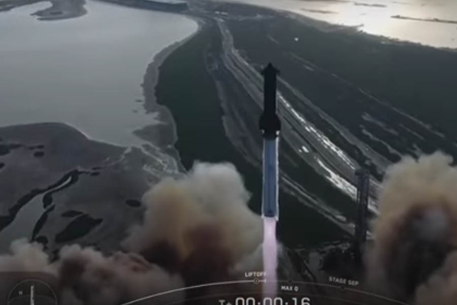 SpaceX Starship rocket launching from Texas for a test flight after delays and setbacks, marking a major milestone in Elon Musk’s Mars and moon mission goals.