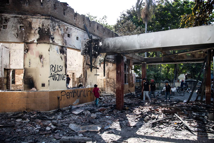 Burned-out Indonesian police office building in Surabaya after violent protests on Sunday, 2025, reflecting public anger over lawmakers’ high housing allowances and political unrest