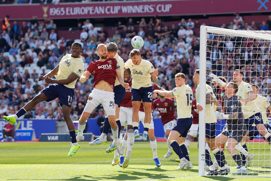Tomáš Souček rises above the Everton defense to score with a powerful header, giving West Ham United the lead during their crucial Premier League clash against Everton.