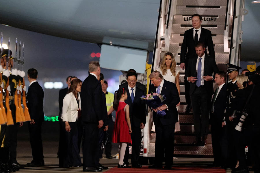 Donald Trump was greeted by Chinese vice-president Han Zheng during an official arrival ceremony in Beijing on Wednesday evening.
