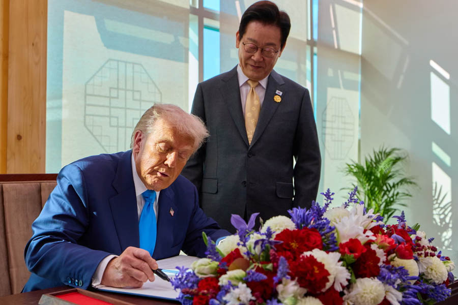 Donald Trump and South Korean President Lee Jae Myung at the Gyeongju National Museum, signing the guest book prior to the APEC summit in South Korea.
